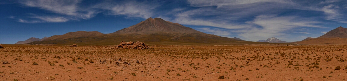 Panorama mit jungem Vulkan und Felsen, von denen ich nicht weiss, wie sie hierher kamen.