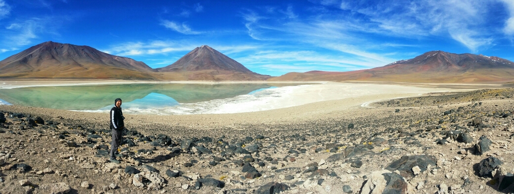 Wieder eine wunderbare Lagune (Laguna Verde - Grüne Lagune - wird noch viel grüner wenn der Wind geht). Dahinter der Kegel ist der fast 6000m hohe Volcán Licancabúr, dessen Spitze sich Chile und Bolivien teilen.