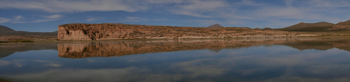Ein erster See. Diee Landzunge ist vulkanisch, war früher mal ein Lavastrom, der erstarrt ist. Das Wort, das mir hier und später auch auf der chilenischen Seite am meisten begegnen wird, ist ¨flujo pyroplastico¨ - pyroplastischer Strom.