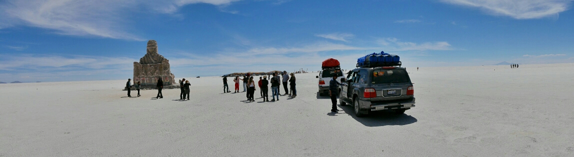 Am Rallye-Denkmal. Hier machen wir auch die ersten Salzsee-Spaß-Fotos.