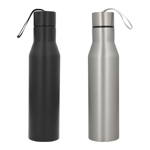 CÓDIGO T94 THAI Cilindro de acero inoxidable, con tapa enroscable y correa de poliéster. Material: Acero Inoxidable Capacidad: 750 ml. Medidas 27 x 6.6 cm