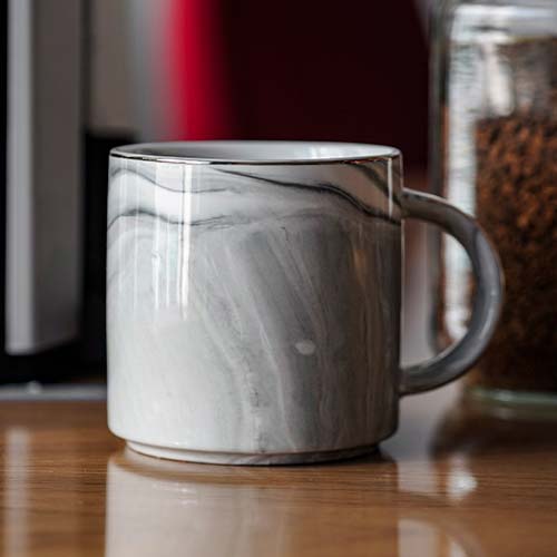 Código HO 048 CARRARA Taza de cerámica con apariencia de mármol. (No apta para microondas) Material: Cerámica. Capacidad: 365 ml. Medidas: 9 x x7 cm. 