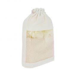 Código DAM 026 KIT DE BAÑO ADRI Incluye dos esponjas, una piedra pómez y bolsa de algodón. Material: Poliéster/ Piedra Pómez. Medidas: 15.5 x 21.5 cm
