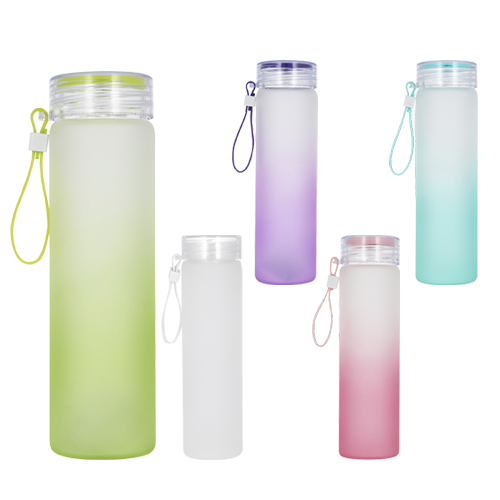 Código T 82 SANTORINI Botella de vidrio para agua con tapa tipo rosca y correa de silicón. Material: Vidrio Capacidad: 320 ml.  Medidas del producto Alto: 21.0 cm. Ancho: 6.0 cm. 