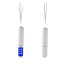 Código SLD 058 LÁMPARA CON LUZ UV CHANAI. Lámpara portátil para esterilización UV. Incluye cable cargador USB y sujetador. No reflejar la luz UV directo a tu cara o piel. Material Plástico. Medida 19 x 3.5 cm