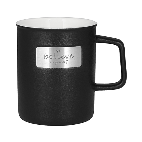 Código HO 049 VERANDA Taza de cerámica con acabado texturizado y placa de metal. Material: Cerámica/Metal. Capacidad: 375 ml.  Medidas del producto Alto: 10.0 cm. Ancho: 8.0 cm.