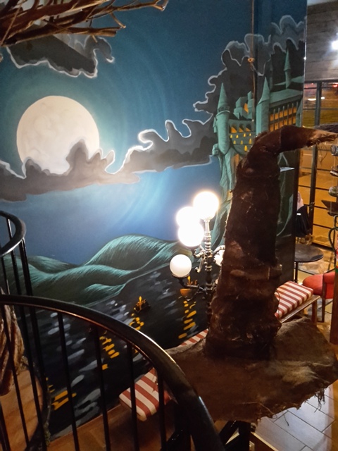 Blick von der oberen Etage auf den Sprechenden Hut und das Hogwarts Schloss.