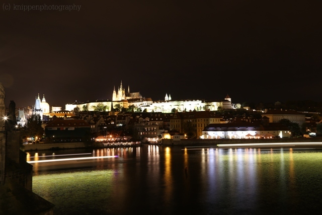 und die Burg bei Nacht.