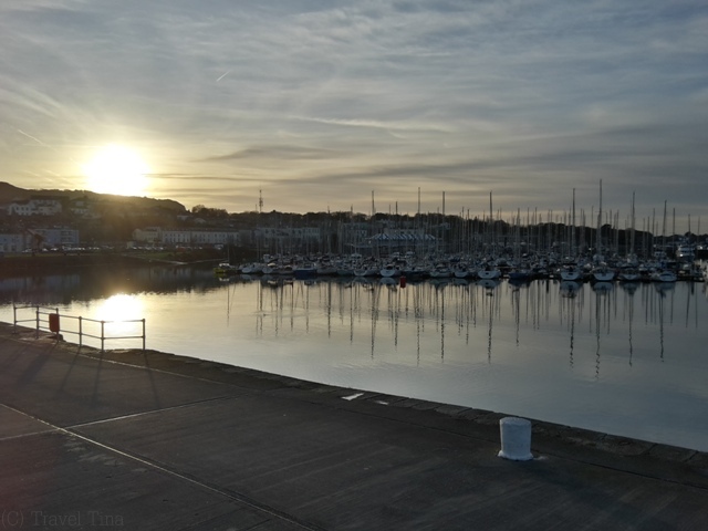 Howth Hafen bei Sonnenuntergang.