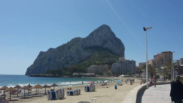 Peñon de Ifach am Strand von Calp/ Spanien. 