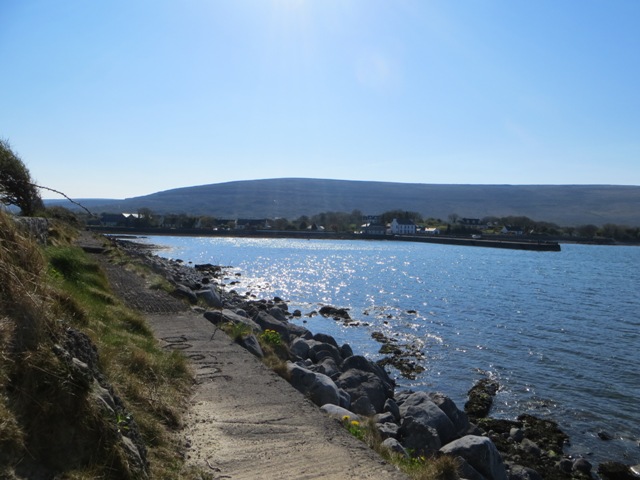 Blick auf den Pier und das Dorf.