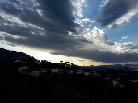 Sonnenuntergang hinter den Bergen über Dénia.