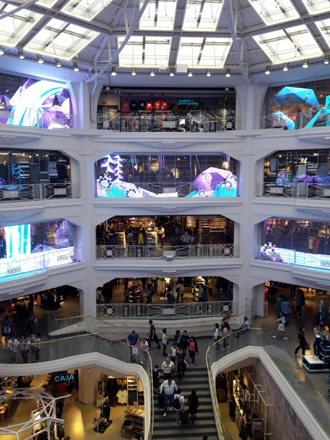 Dort findet man auch Primark, der von innen schon seine eigene Sehenswürdigkeit ist