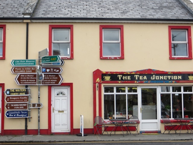 The Tea Junction und davor Irlands wohl meist fotografiertester Wegweiser.