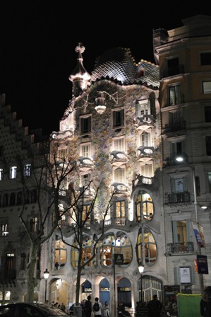 Casa Battló bei Nacht.