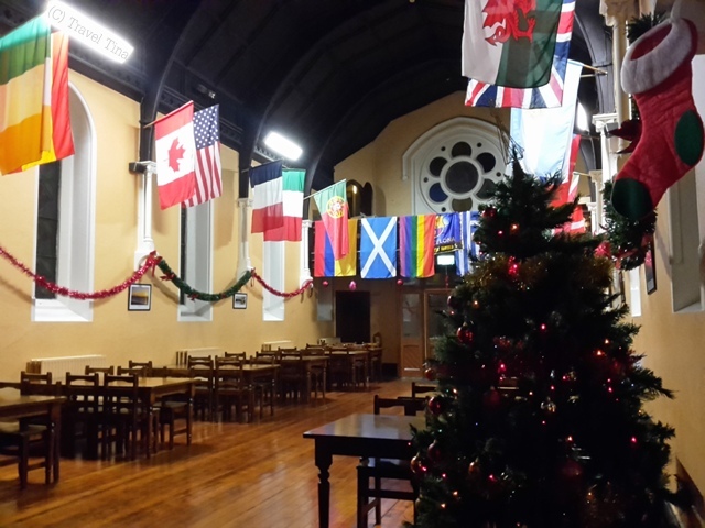 Weihnachtlich ist es aus in unserem Hostel. Der Speisesaal erinnert jetzt noch mehr an die Große Halle in Hogwarts.