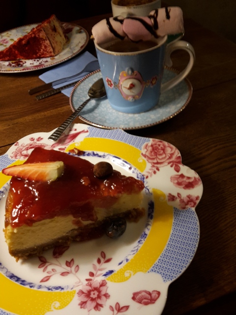 Doppelt süß: selbstgemachter Kuchen auf verspielten Service.