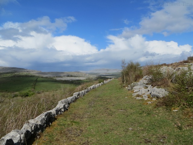 Gras, grauer Kalkstein und überall trifft man auf die alten Steinmauern.