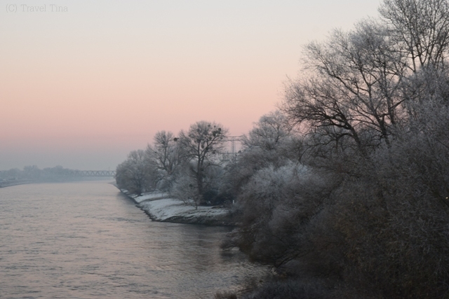 Winterlicher Sonnenuntergang am Elbufer. 