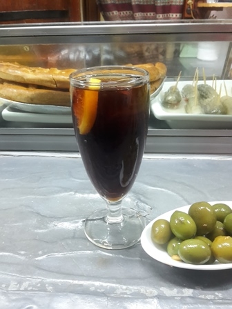 Der alkoholische Drink mit Vermouth - natürlich mit Tapas.