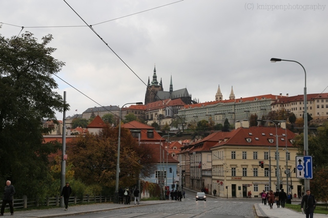 Thront über der Stadt: die Prager Burg.
