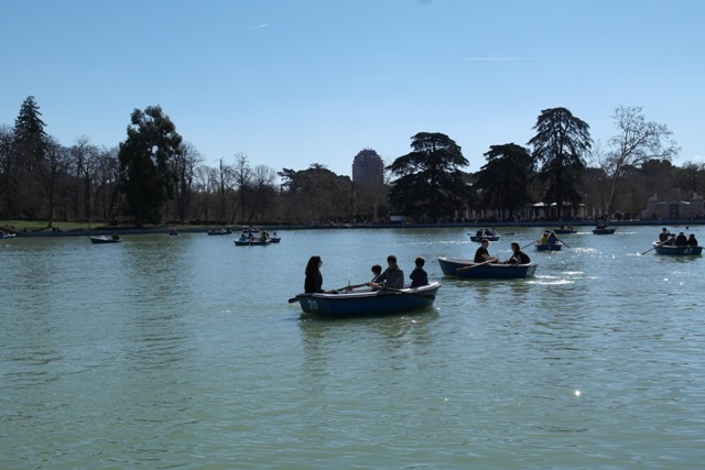 Auf dem See im Retiro-Park können Botte geliehen werden.