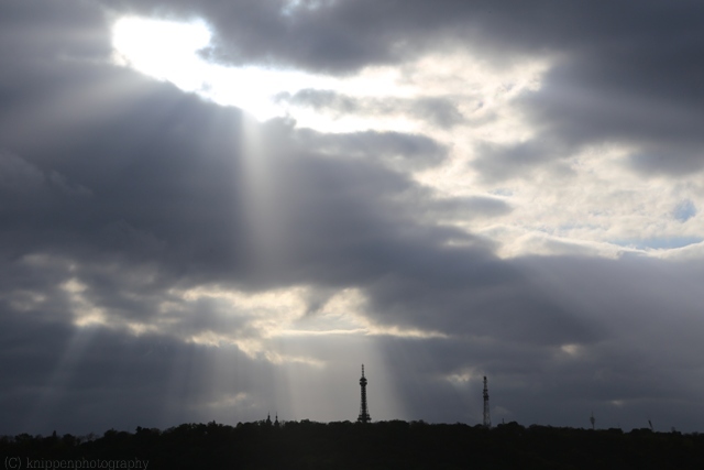 Angestrahlt von der Sonne: der tschechische Eiffelturm.