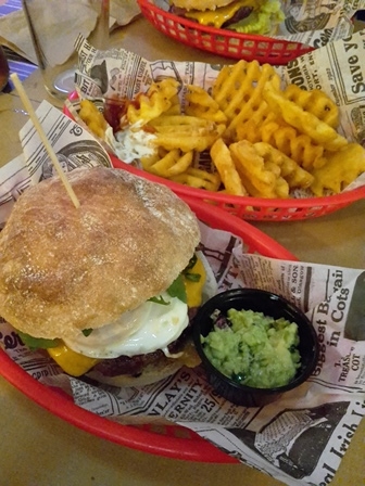 Leckere Burger irgendwo in Madrid.