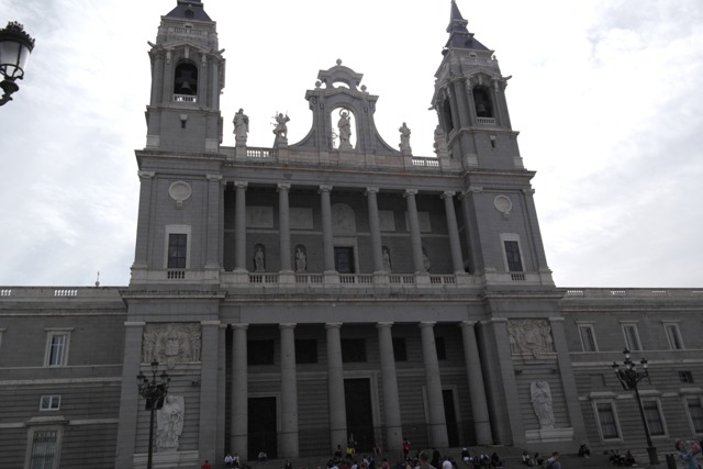 Almudena Kathedrale von vorne