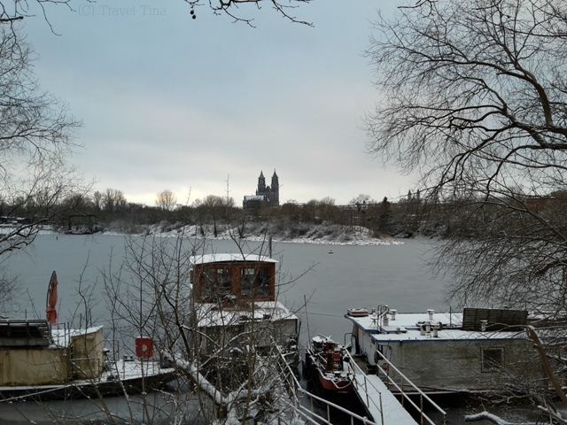 Die Elbe ist eingefroren im Winterhafen. (Welch passender Name!)