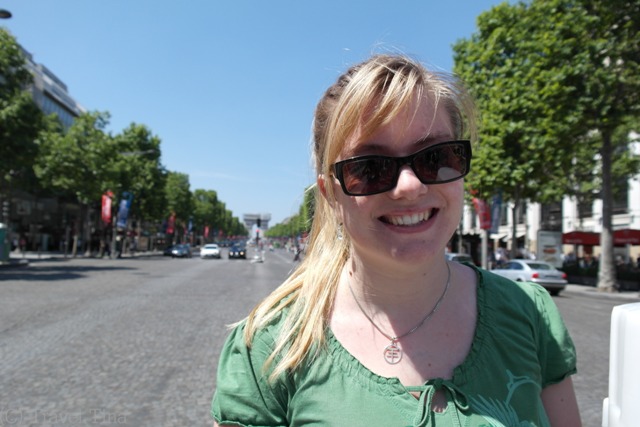 Auf der Champs-Elysee mit Blick auf den Arc de Triomphe.