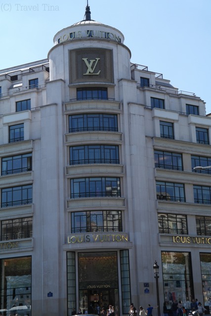 Am Ende der Champs-Elysee steht das riesige Luis Vitton Haus.
