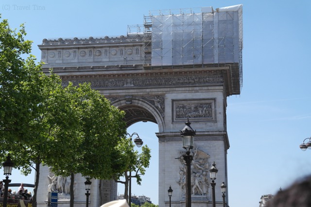 Ein leider verhülter Arc de Triomphe.