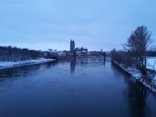 Blick von der Sternbrücke auf das winterliche Magdeburg.