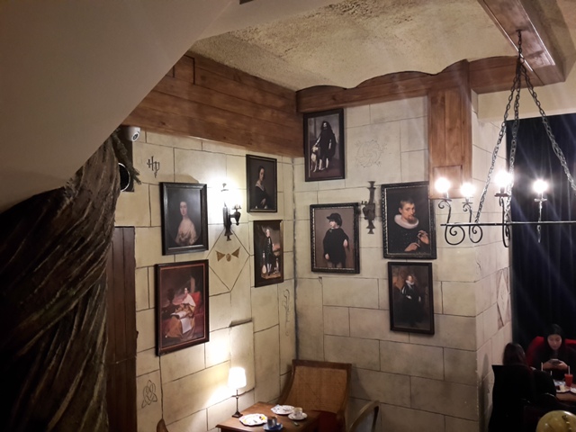 Bilder an den Wänden wie in den Treppenfluren im Zauberschloss.