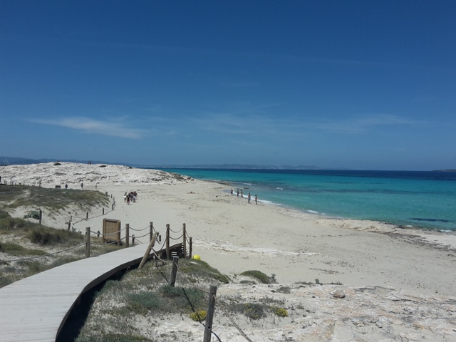 Über einen Holzweg gelangen wir zum ersten Strandstopp.