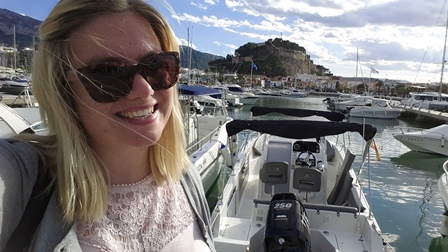 Selfie vor Dénias Markenzeichen: Die Burg mit dem Hafen davor.