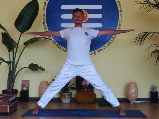 Praticante in āsana - Shiva Yoga Osnago