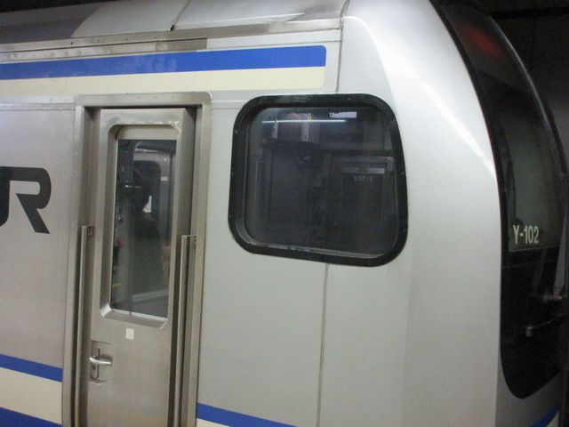実車の写真。小窓周辺の色が前面と同じ銀色であるうえに乗務員室側にはビードまで。