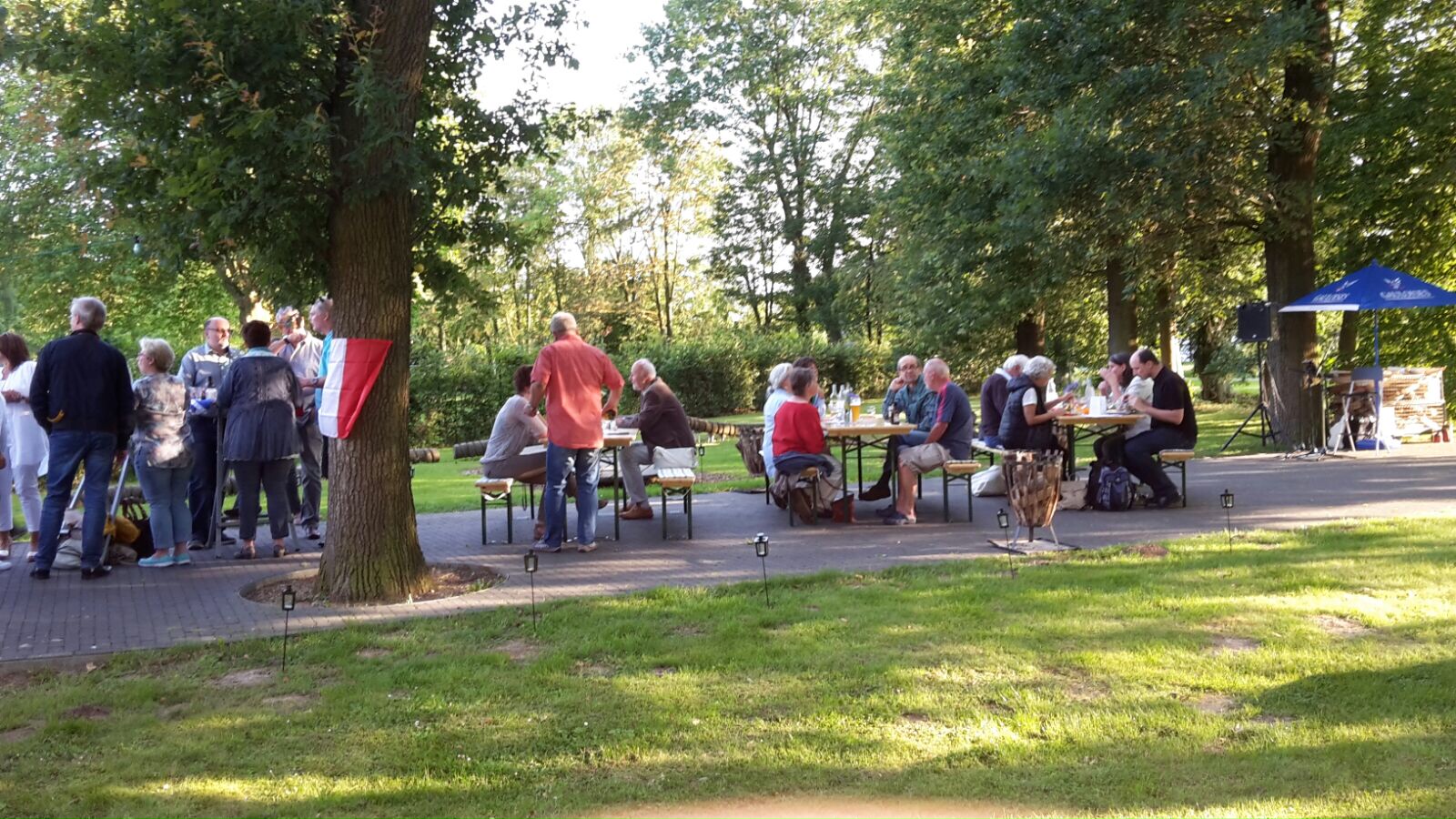 alle warten auf das Essen