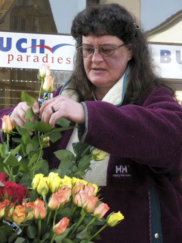 Susy beim Rosenverkauf für Fastenopfer