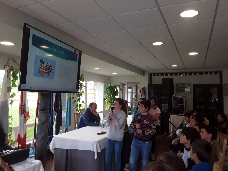 Alumnos exponiendo nuestro proyecto