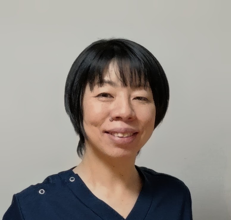 頭痛整体師が笑っている様子（犬山わらべ整体院）