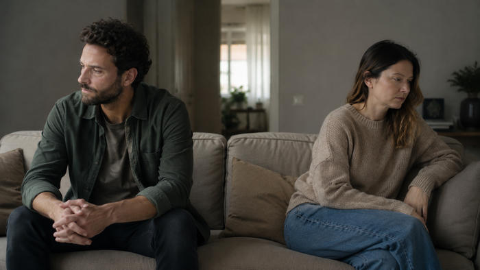 Una coppia appare stanca e chiusa nel proprio silenzio, simbolo della fatica emotiva che può consumare la relazione.