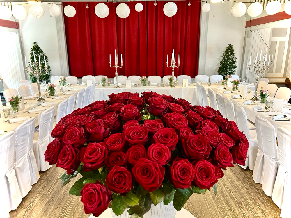 Sie suchen die perfekte Location für Ihr Firmen-Event, Geburtstag, Konzert, Weihnachtsfest, Hochzeit, Vereinsfest.  Wir unterstützen sie mit individuell angepassten Paketlösungen für das perfekte Event.   Selbstverständlich können wir auch mit Unterkunft in unserem Schmidts Gasthaus & Campus helfen.                                                                Willkommen,   Team Schmidts 