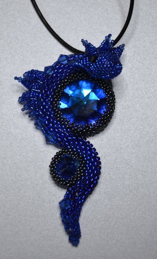 Drache, Farbe: Kobaltblau, Größe: H 10cm, B 6cm, Material: Swarovski-, Miyuki Steine, Gewicht: 22 Gramm