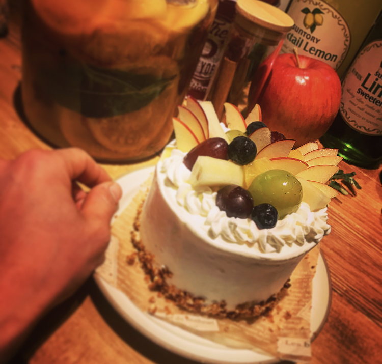 2日前要予約手作りバースデーケーキ。花火とローソク、チョコメッセージなどのサービス付きで1980円