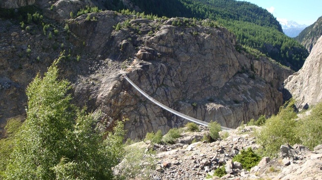 Weitwandern ohne Gepäck im Wallis: Hängebrücken Trail Aletsch Arena