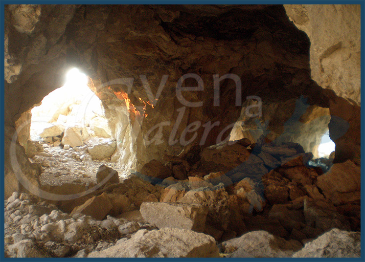 Vista de las cuevas interiores bajo el yacimiento del Castellón Alto