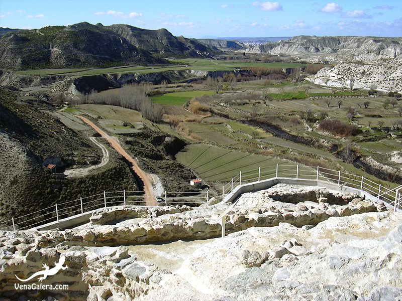 Vista desde arriba del yacimiento del Castellón Alto hacia paisajes de badlands